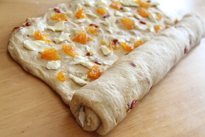 Плетеный хлеб с ягодами годжи