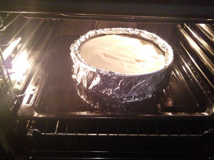 Кремовый чизкейк с клубничным соусом