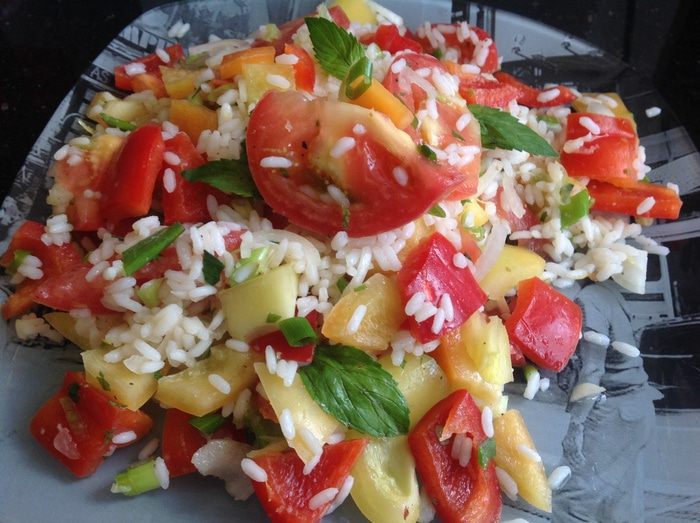 Летний рисовый салат с овощами