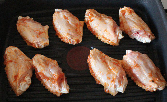 Куриные крылышки в остром томатно-яблочном маринаде