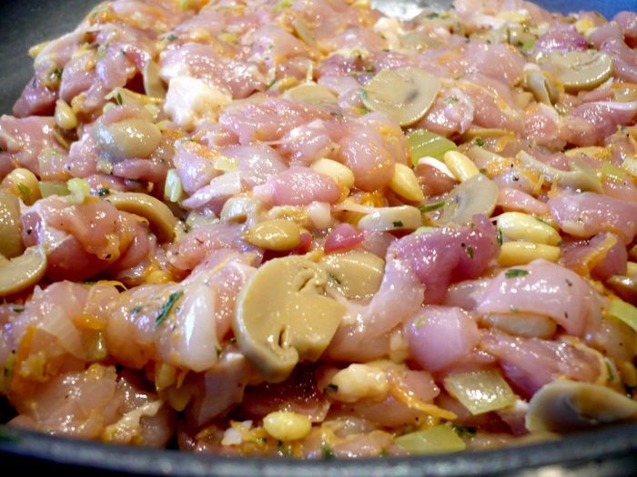 Куриные колбаски с шампиньонами и кедровыми орешками