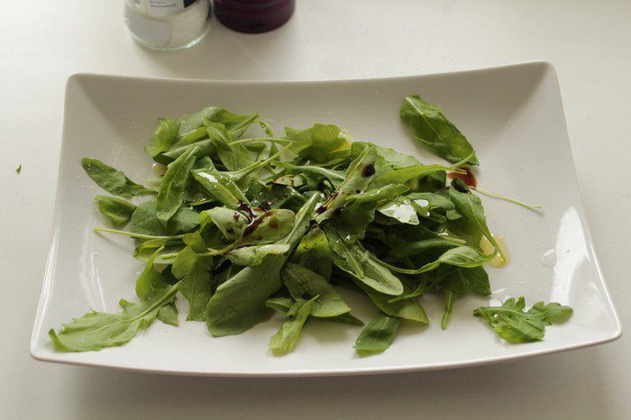 Салат с помидорами, моцареллой и руколой