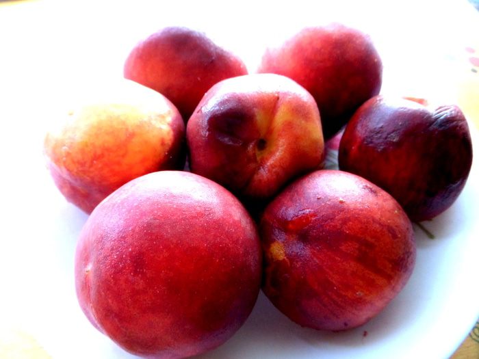 Шарлотка с нектаринами