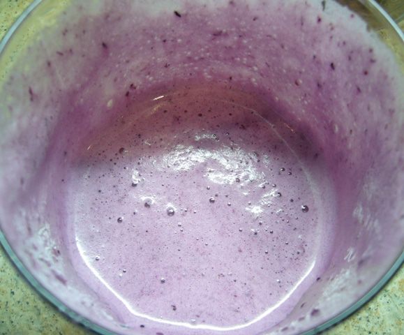 Смузи «Банан и ягоды»