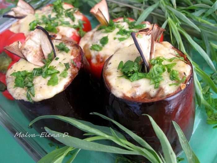 Баклажаны и перцы с кориандром, сыром и овощами