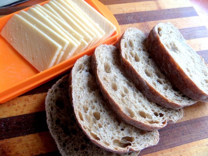 Бутерброды с овощной начинкой под сыром