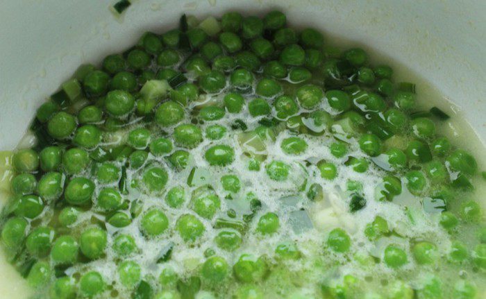 Мафальдине с камчатским крабом и зеленым горошком, запеченные в пергаменте