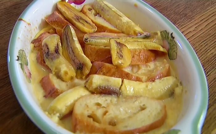 Французские гренки с бананами и карамельным соусом 