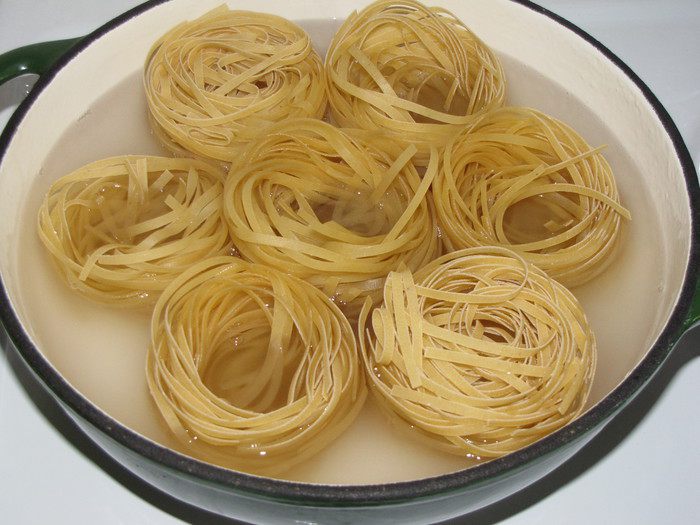 Морское ассорти в &amp;quot;гнездах&amp;quot; из тальятелле