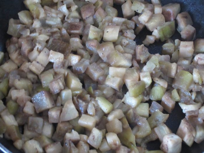 Закусочный кекс с баклажанами, сыром фета и песто