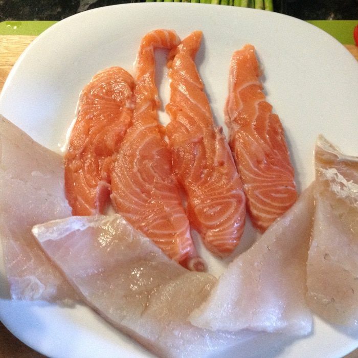 Дуэт из двух видов рыб со спаржей