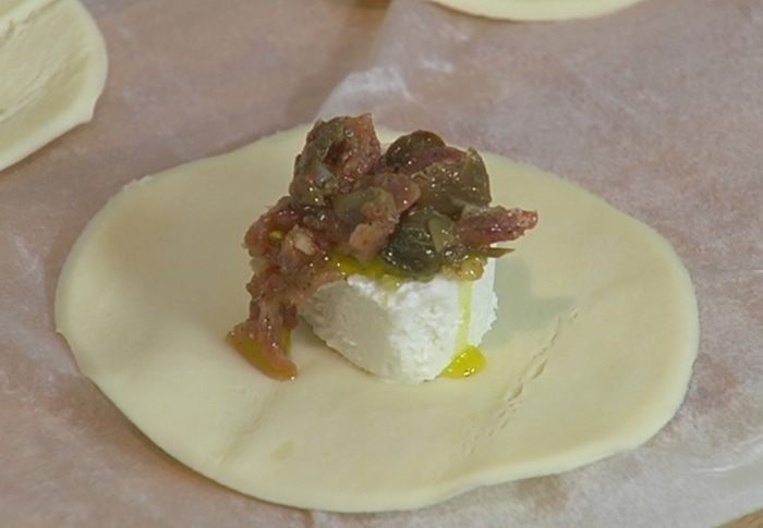 Конвертики с козьим сыром, каперсами и анчоусами 