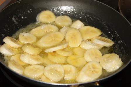 Творожный пирог с маком и карамелизированным бананом