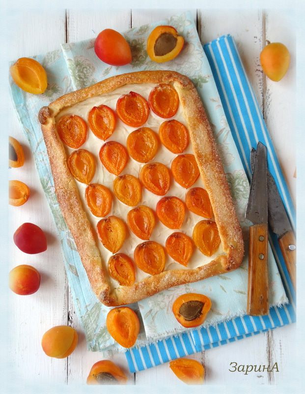 Пирог с абрикосами на творожном тесте