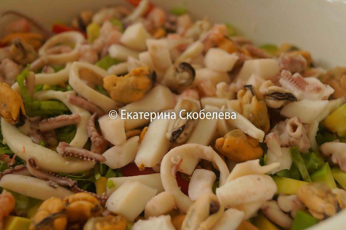 Салат с морским коктейлем