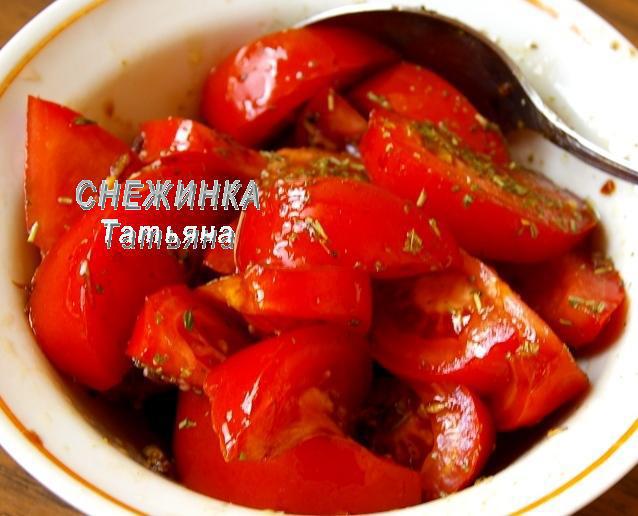 Салат с бальзамическими помидорами под соусом из петрушки