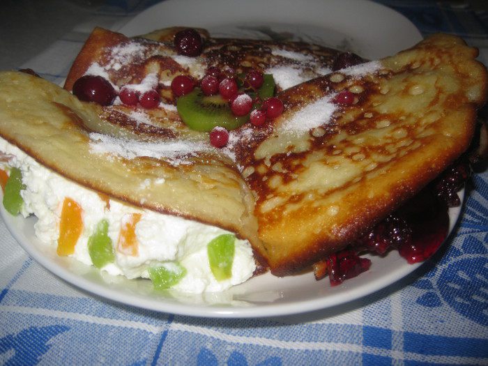 Блины по-русски с начинкой (на дрожжах)