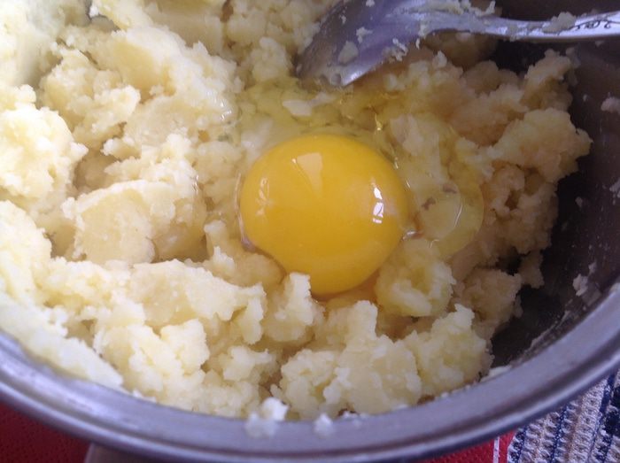 Картофельные гнезда с курицей и грибами