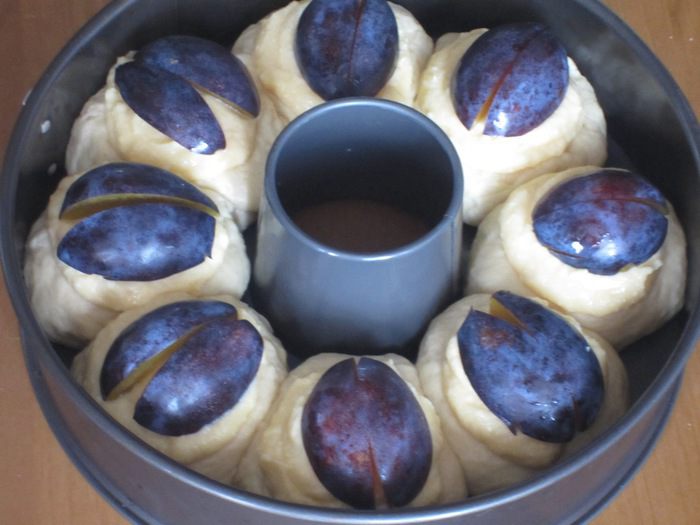 Обсыпной сливовый пирог с творожной начинкой