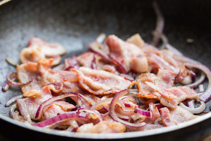 Паста с оливками, беконом и фетой