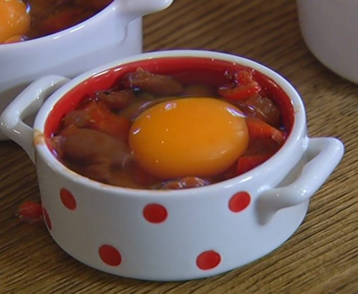 Яйца по-мексикански, запеченные с фасолью 