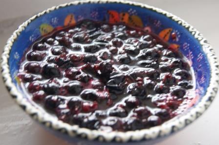 Панкейки творожные со смородиново-медовым соусом