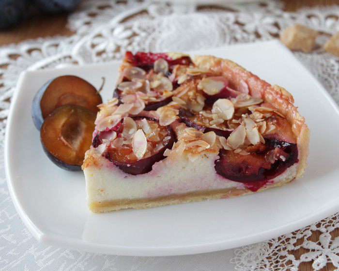 Тарт со сливами, рикоттой и миндалем