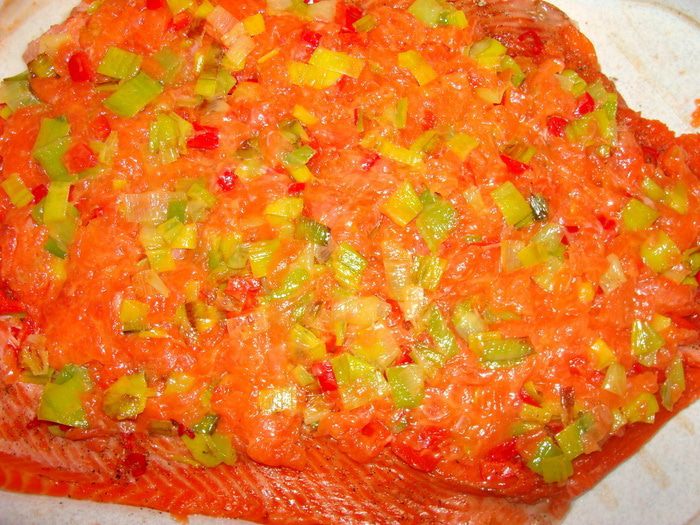 Острый лососевый рулет в тесте