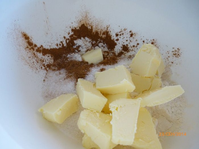 Шоколадный пирог со сливами и штрейзелем