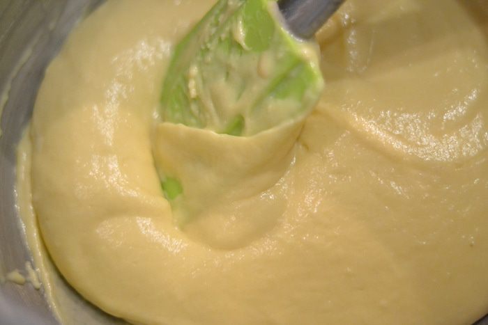 Пушистый ванильный кекс с миндалем и кусочками шоколада