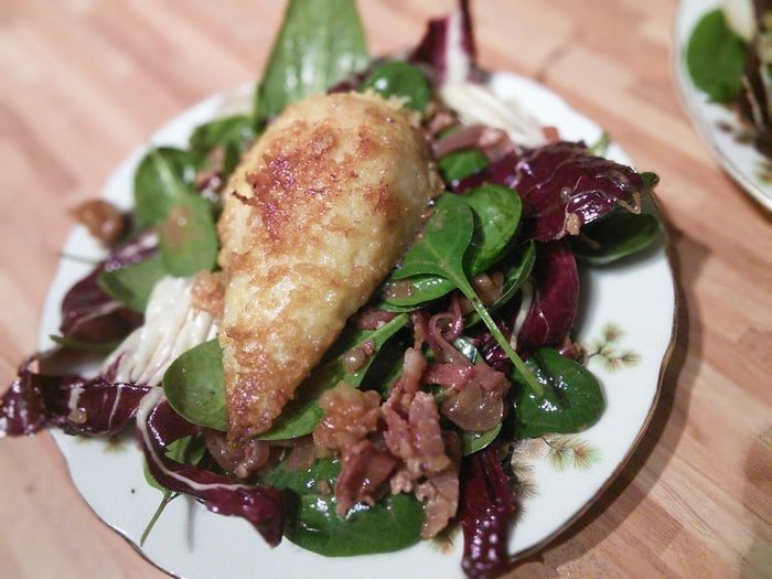 Салат с панированной грушей и ореховой заправкой 