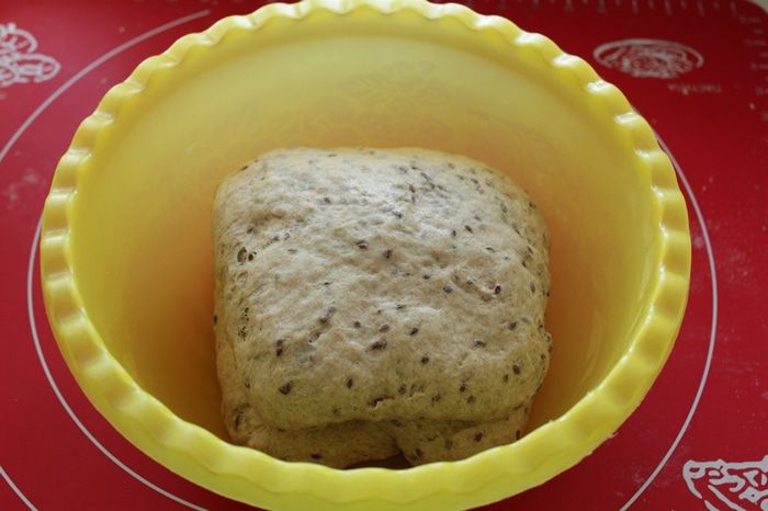 Хлеб с цельнозерновой мукой и семенами льна