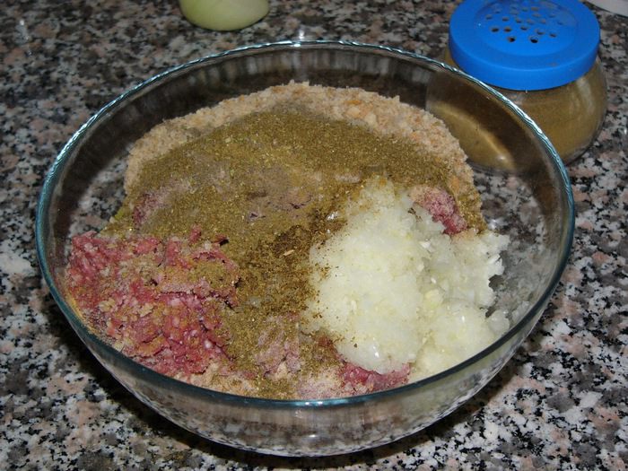 Котлеты, запеченные в помидорах, под соусом бешамель