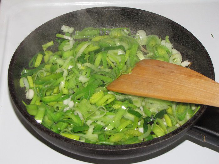 Пирог с луком-пореем и белыми грибами