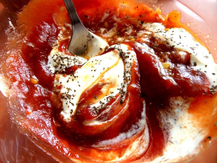 Печень в горшочке в сметанно-томатном соусе с овощами