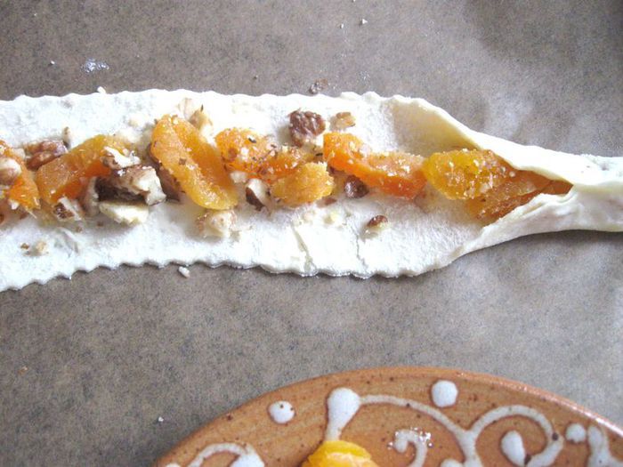 Кольцевой пирог с айвой, сухофруктами и орехами