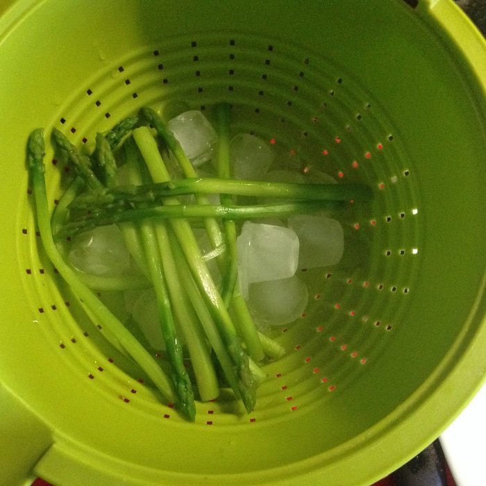 Дуэт из двух видов рыб со спаржей