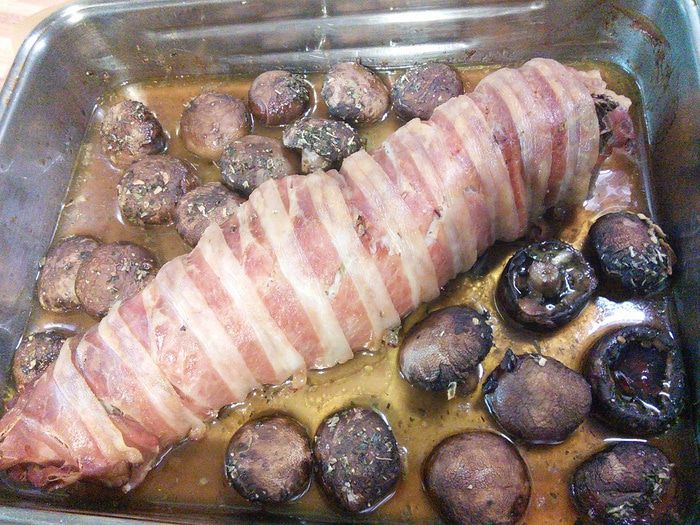 Свинина в шубке из сырокопченой ветчины