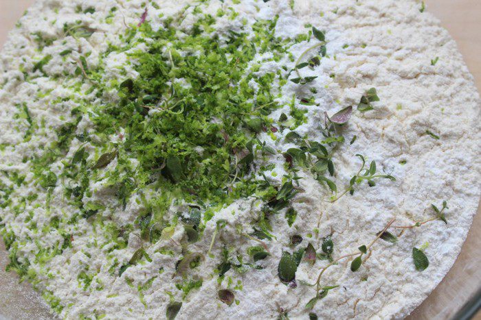 Медовый кекс с лаймом и тимьяном