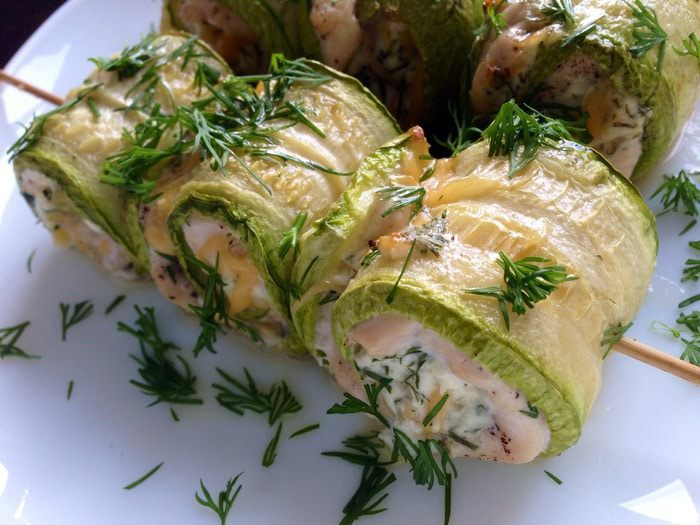 Рулетики из кабачков с курицей и творожной начинкой