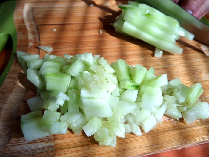 Салат с копченой курицей и фасолью