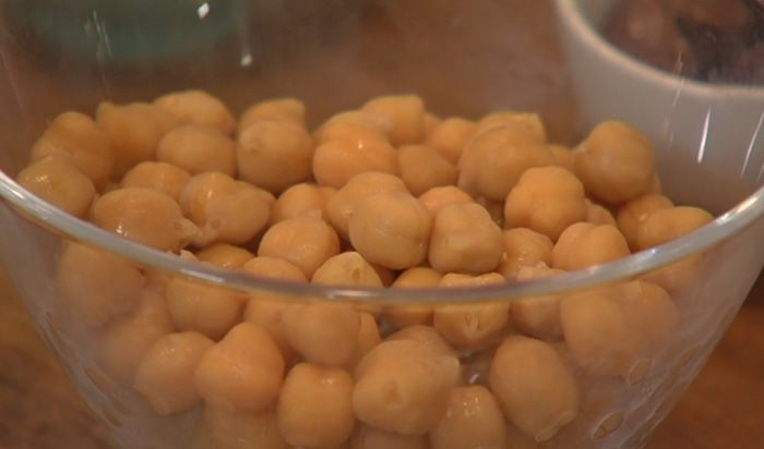 Ароматные лодочки с салатом из нута и свежих овощей 