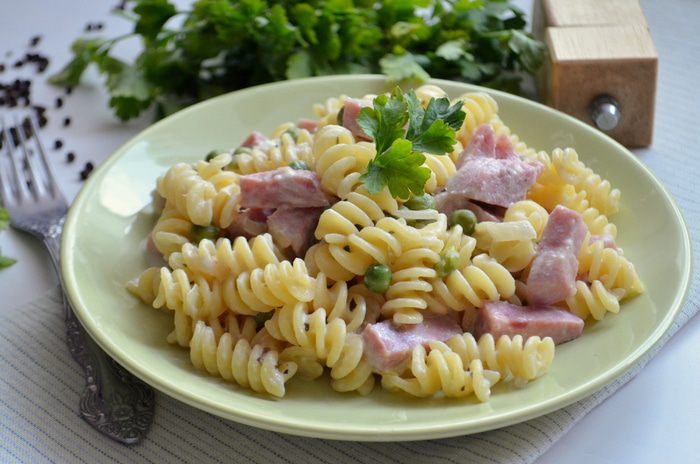 Фузилли с ветчиной и зеленым горошком 
