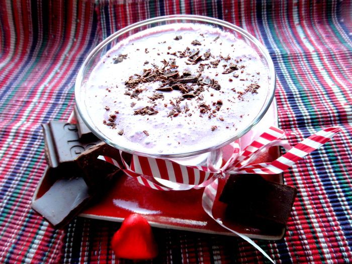 Прохладный коктейль из мороженого с черникой