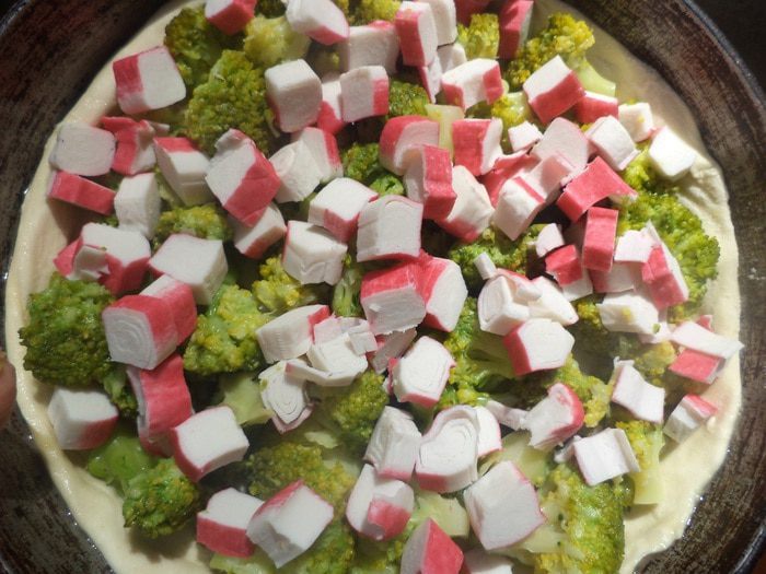 Пирог из слоеного теста с брокколи и крабовыми палочками