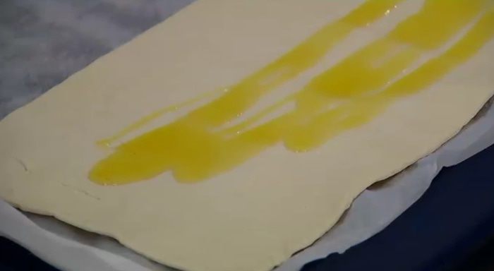 Открытый пирог с рыбой, моцареллой и шпинатом 