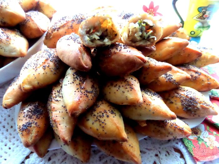 Мини-пирожки с капустой, сельдереем, шпинатом и сыром