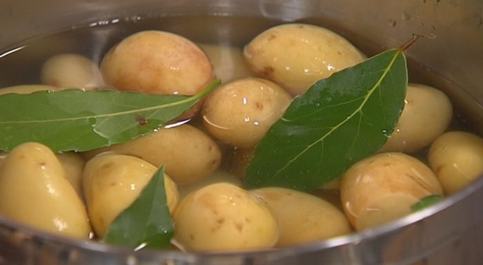 Молодой картофель с хрустящим салатом