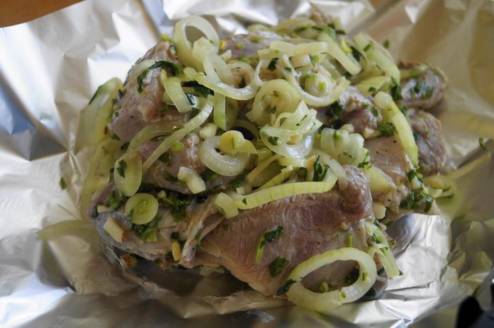 Свинина в нежном лимонном маринаде с картофельным дольками в итальянском стиле