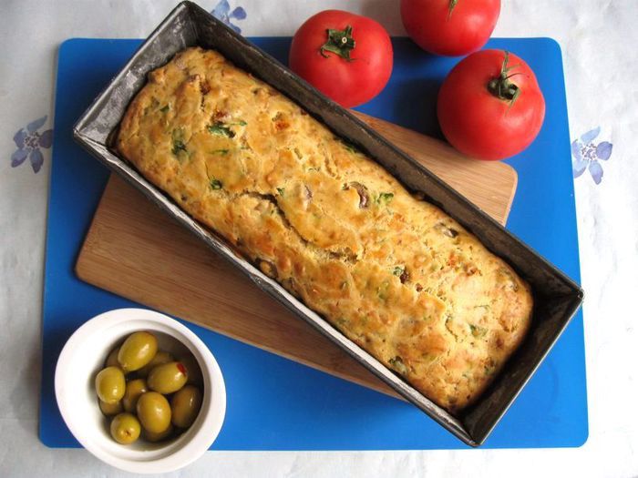 Кекс закусочный с вялеными помидорами, оливками и шпинатом